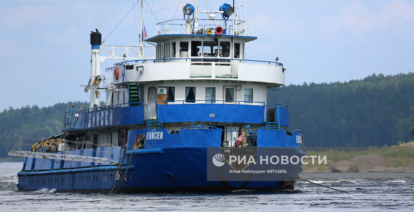 Работа речного буксира-туера "Енисей" в Красноярском крае