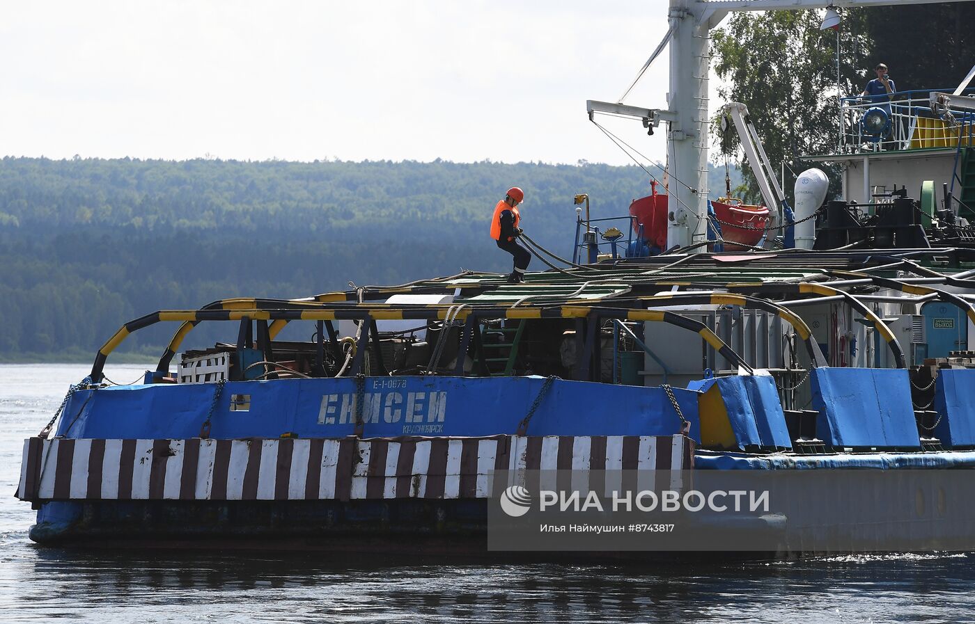 Работа речного буксира-туера "Енисей" в Красноярском крае