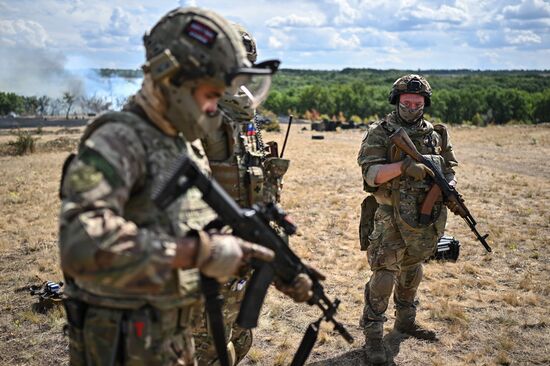 Военнослужащие добровольческого отряда спецназначения "Рысь" группировки "Юг"