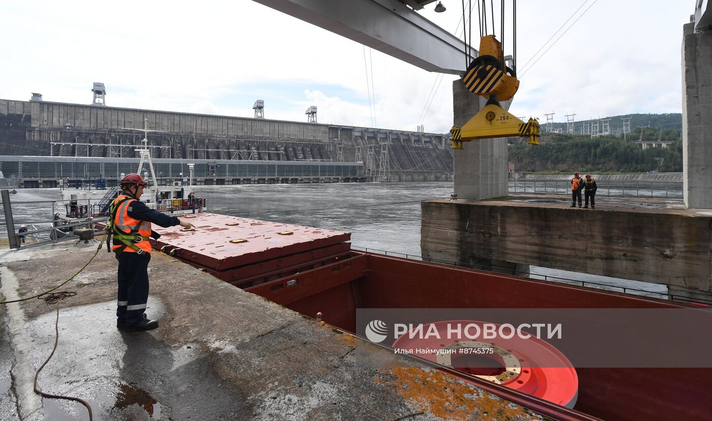 На Красноярскую ГЭС доставили новые рабочие колеса