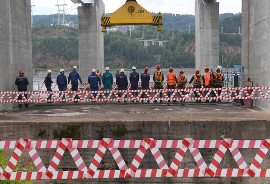 На Красноярскую ГЭС доставили новые рабочие колеса