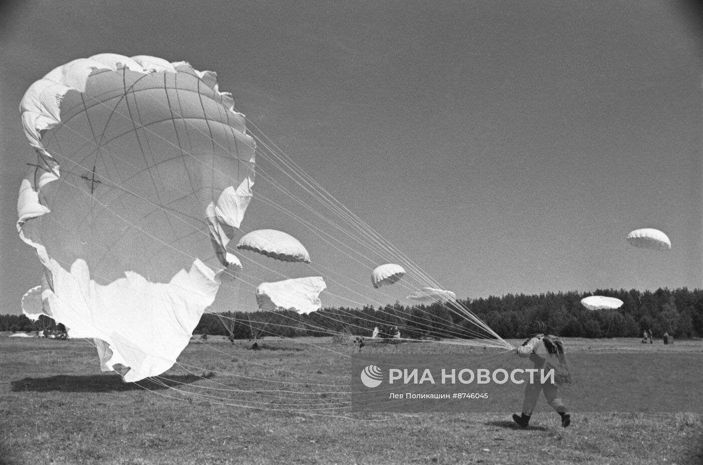Учебные прыжки курсантов Рязанского училища ВДВ
