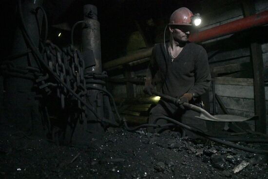 Работа угледобывающей шахты в ДНР