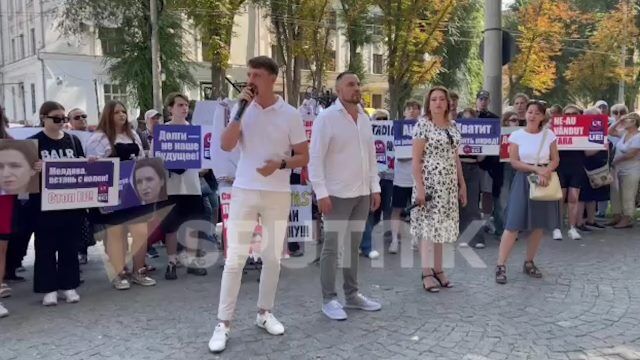 Оппозиция: Из Молдовы бегут инвесторы, закрываются учебные заведения, урезаются соцпрограммы