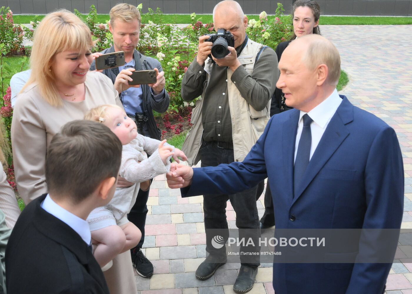 Президент Владимир Путин посетил новый Детский клинический центр им. Л. Рошаля