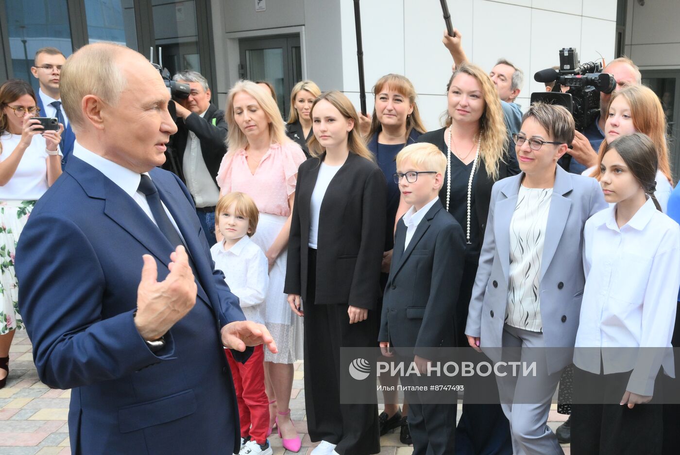 Президент Владимир Путин посетил новый Детский клинический центр им. Л. Рошаля