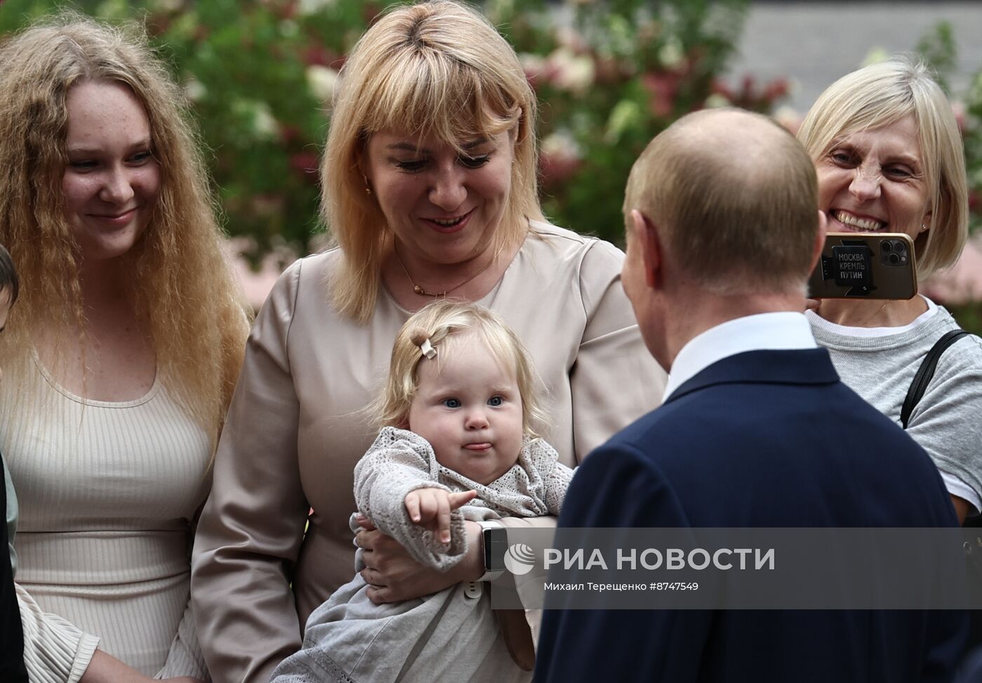 Президент Владимир Путин посетил новый Детский клинический центр им. Л. Рошаля