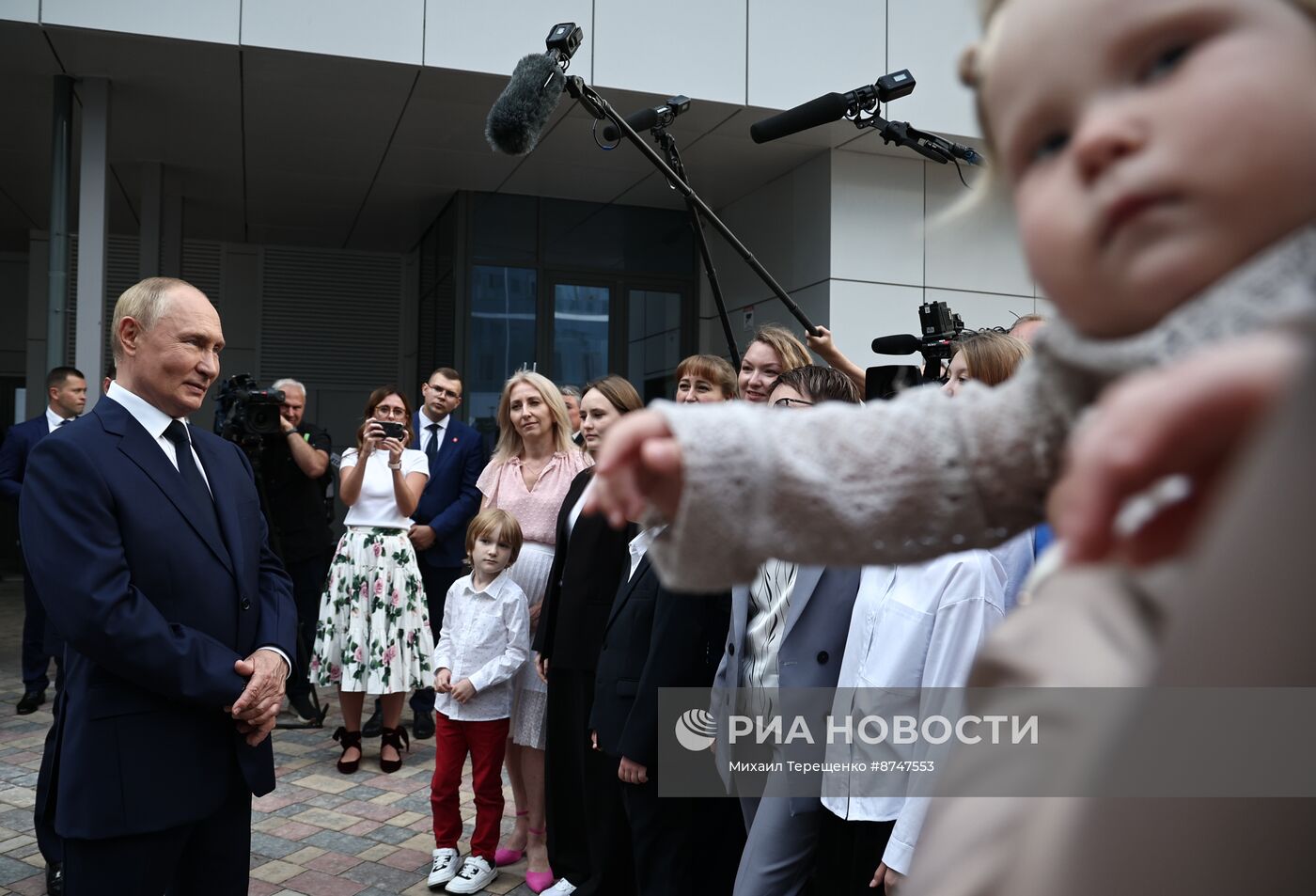 Президент Владимир Путин посетил новый Детский клинический центр им. Л. Рошаля