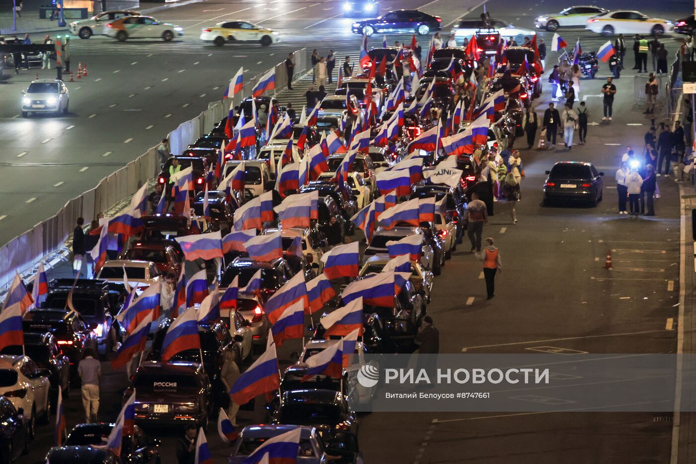 Патриотический автопробег в честь Дня Государственного флага России