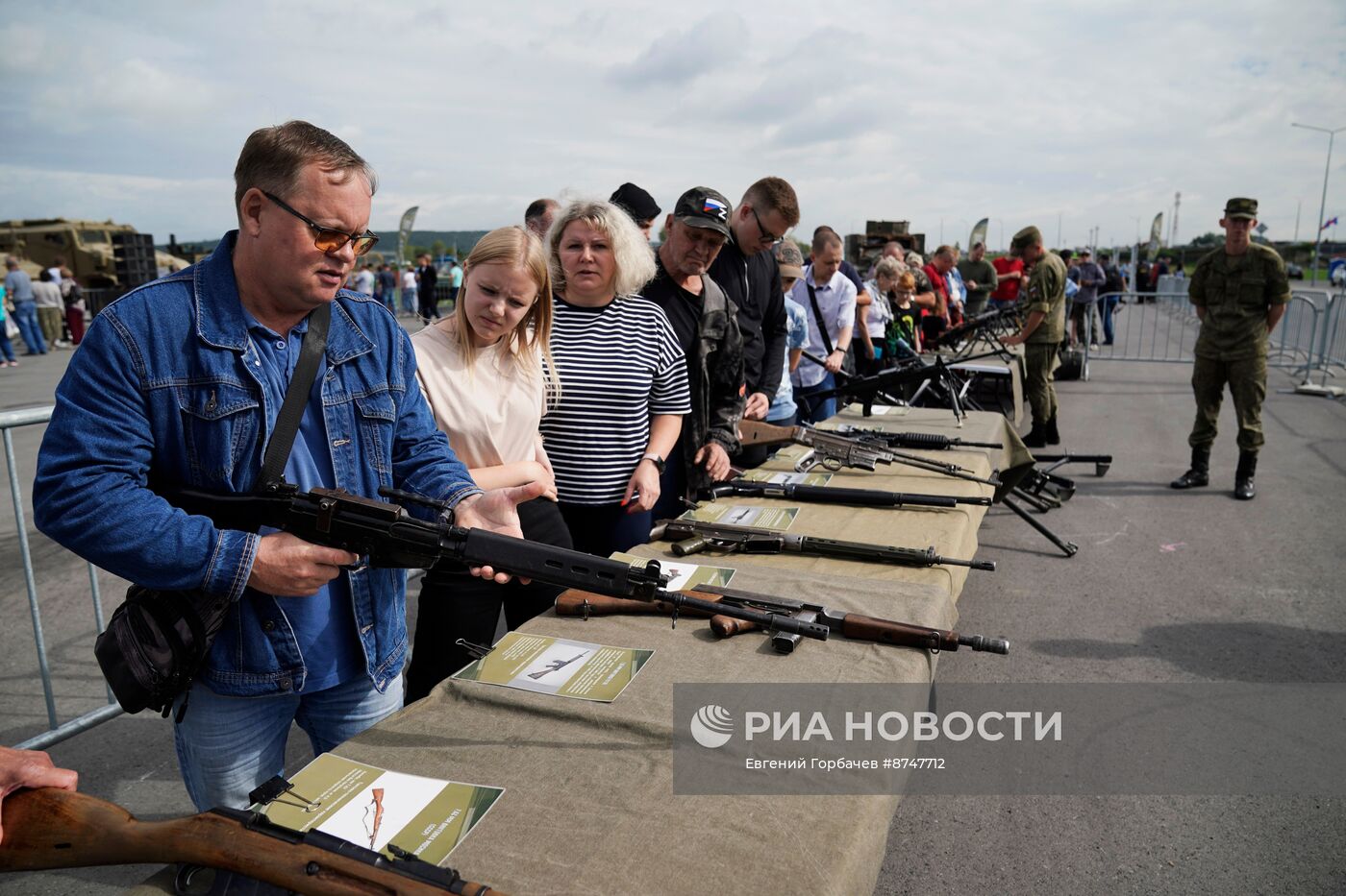 Открытие выставки трофейной техники в Кемерове