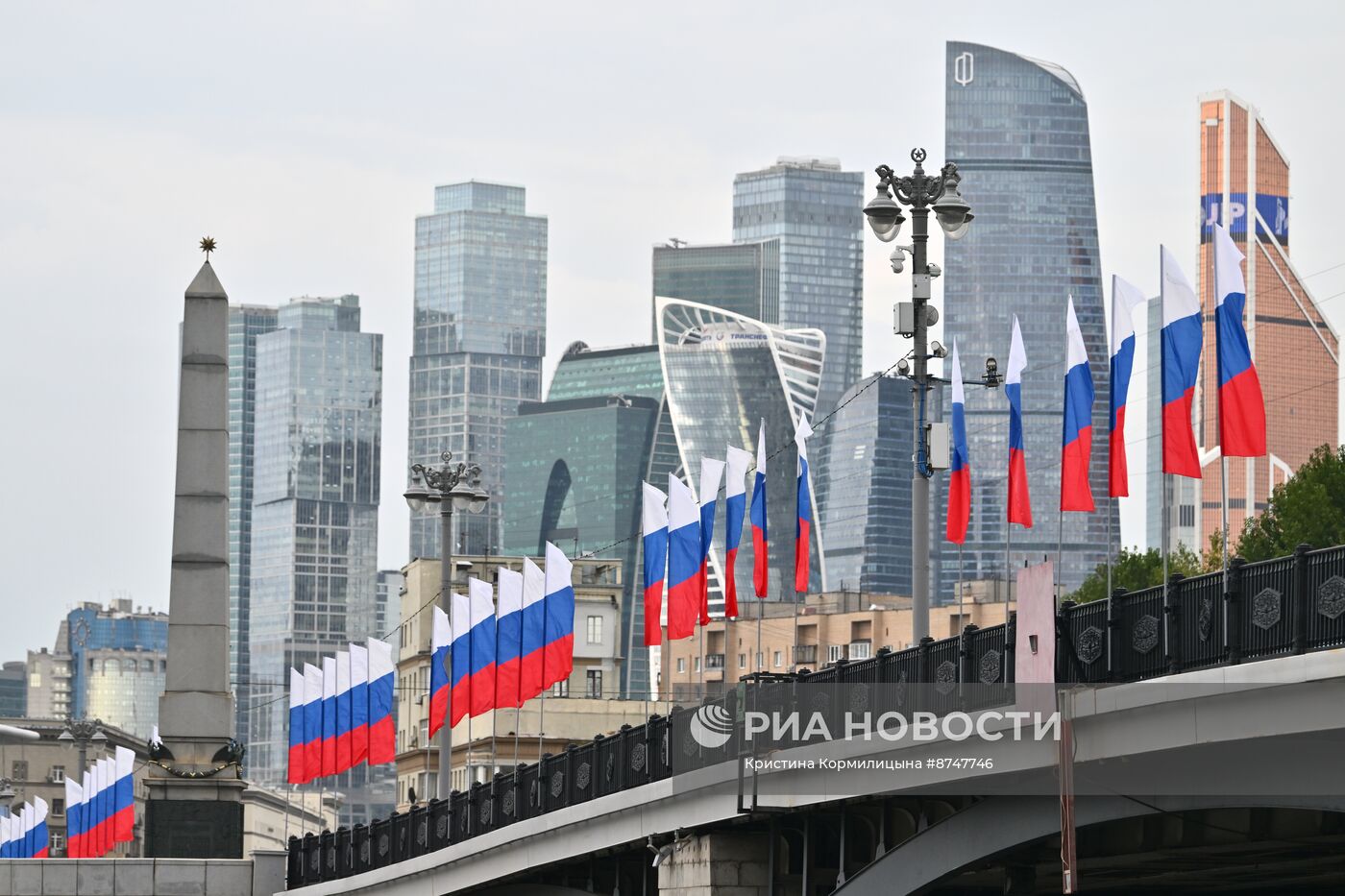 Украшение Москвы ко Дню флага России