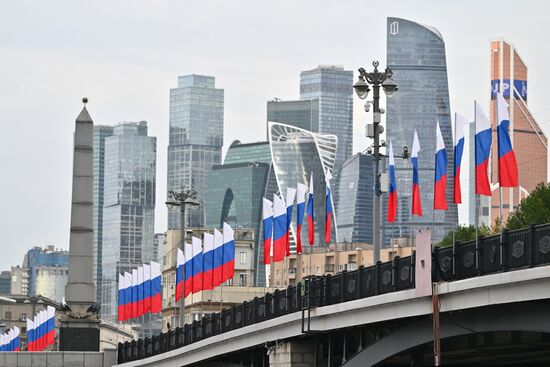 Украшение Москвы ко Дню флага России