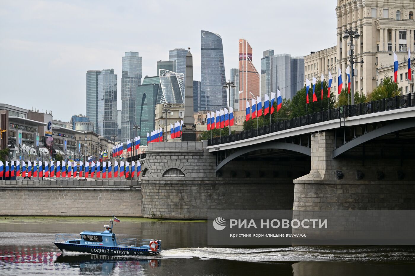 Украшение Москвы ко Дню флага России