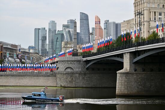 Украшение Москвы ко Дню флага России