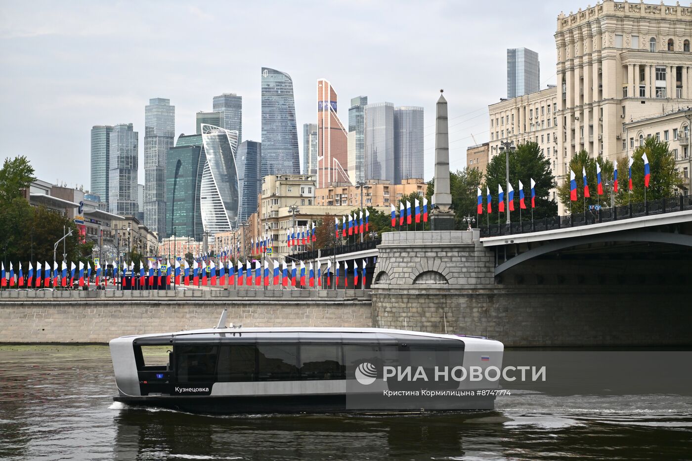 Украшение Москвы ко Дню флага России