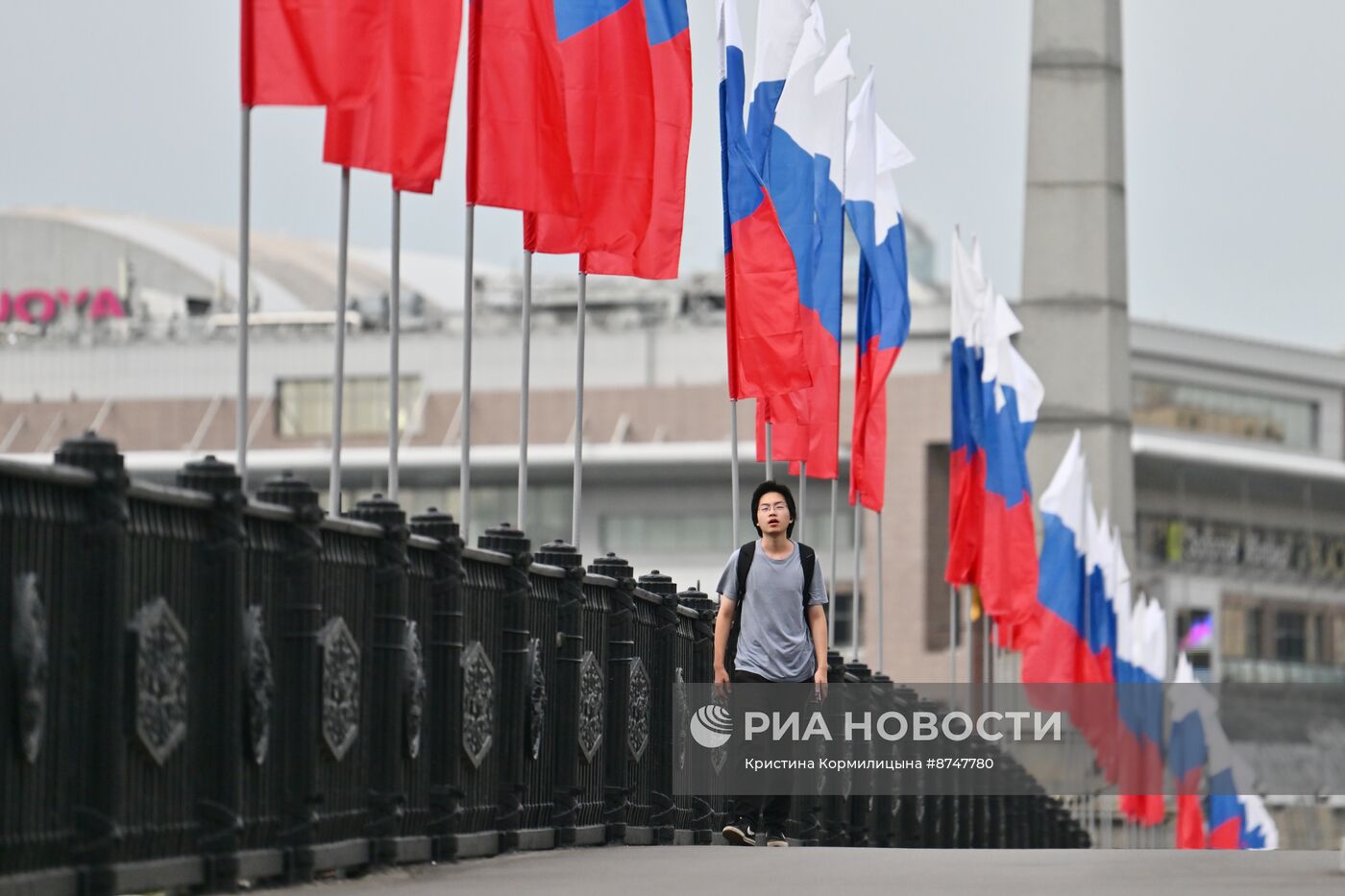 Украшение Москвы ко Дню флага России