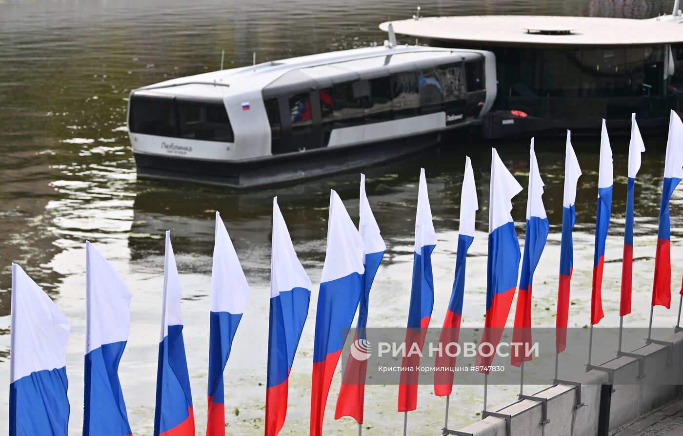 Украшение Москвы ко Дню флага России