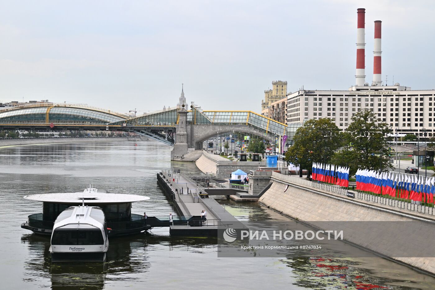 Украшение Москвы ко Дню флага России