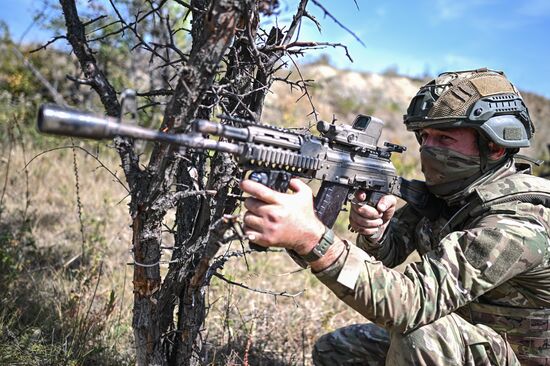 Военнослужащие Южной группировки во время отработки боевого слаживания