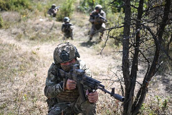 Военнослужащие Южной группировки во время отработки боевого слаживания