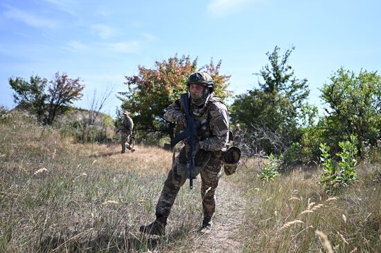 Военнослужащие Южной группировки во время отработки боевого слаживания