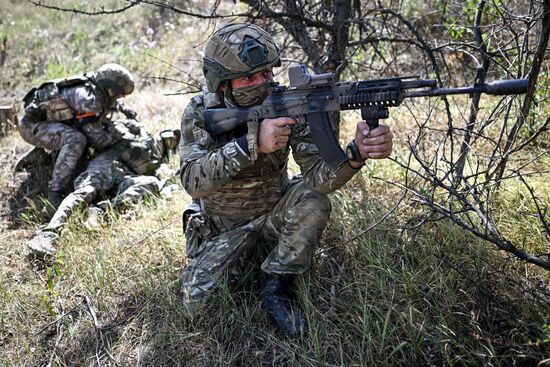 Военнослужащие Южной группировки во время отработки боевого слаживания