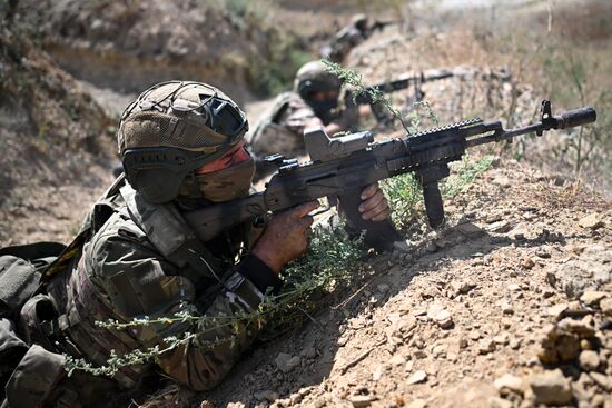 Военнослужащие Южной группировки во время отработки боевого слаживания