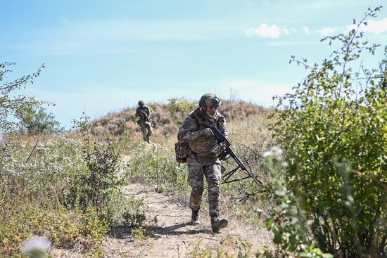 Военнослужащие Южной группировки во время отработки боевого слаживания