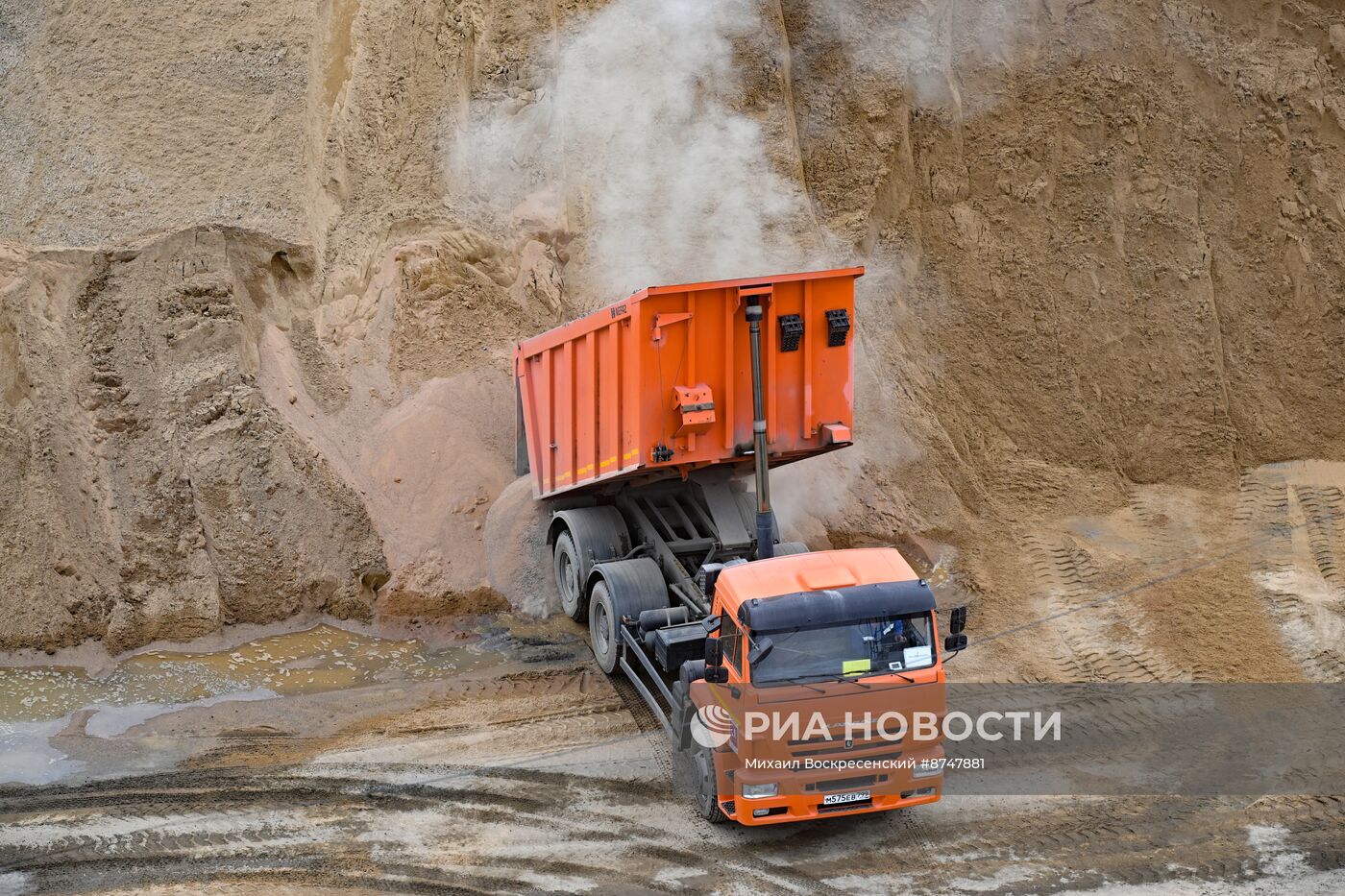 Работа асфальтобетонного завода в Москве