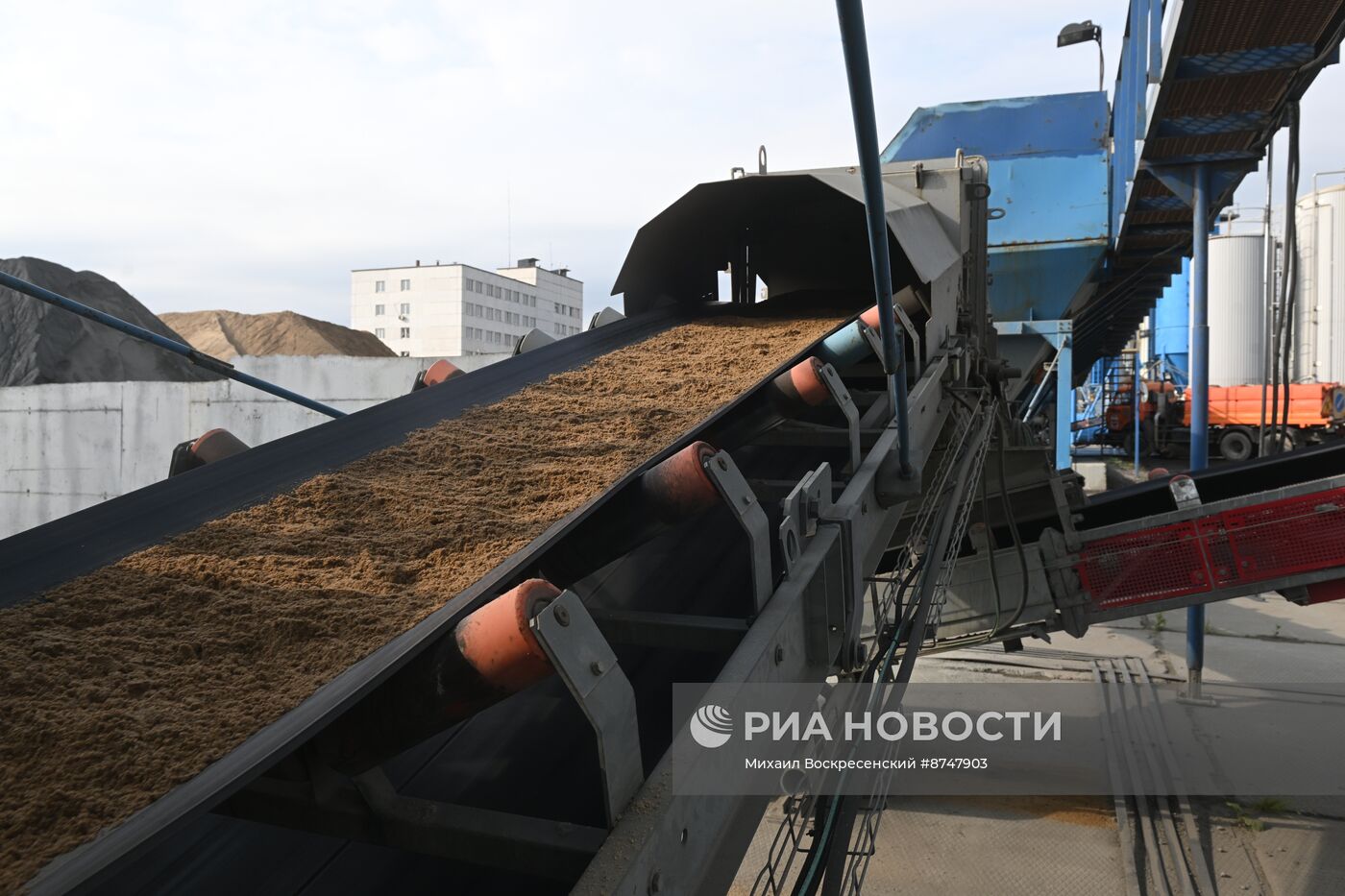 Работа асфальтобетонного завода в Москве