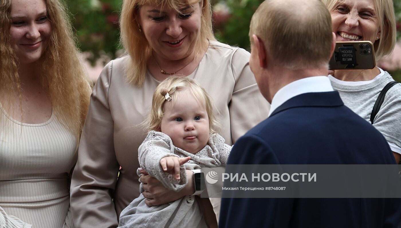 Президент Владимир Путин посетил новый Детский клинический центр им. Л. Рошаля