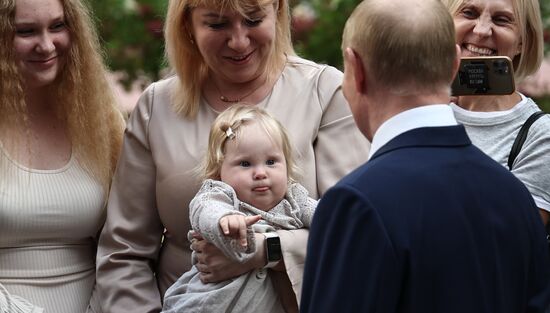 Президент Владимир Путин посетил новый Детский клинический центр им. Л. Рошаля