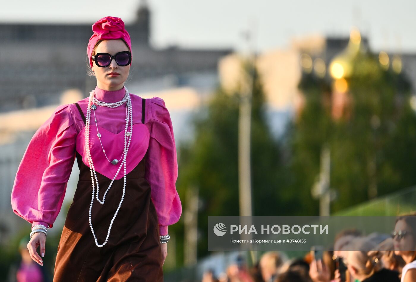 Показы российских дизайнеров на Парящем мосту в "Зарядье"