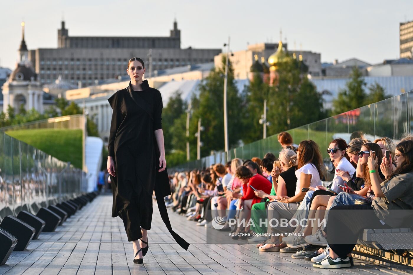 Показы российских дизайнеров на Парящем мосту в "Зарядье"