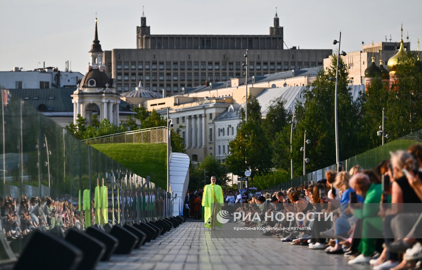 Показы российских дизайнеров на Парящем мосту в "Зарядье"