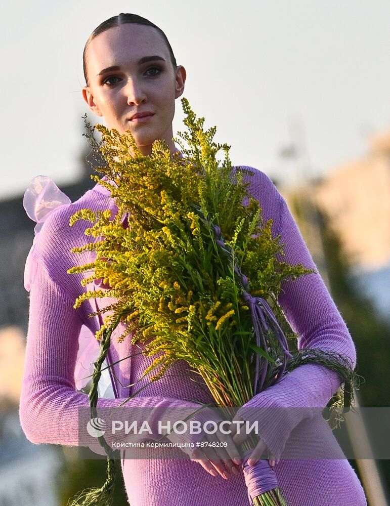 Показы российских дизайнеров на Парящем мосту в "Зарядье"