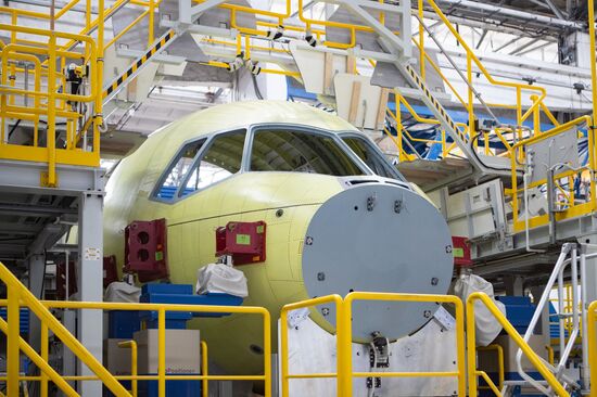 Сборка фюзеляжей самолета МС-21 на Иркутском авиационном заводе