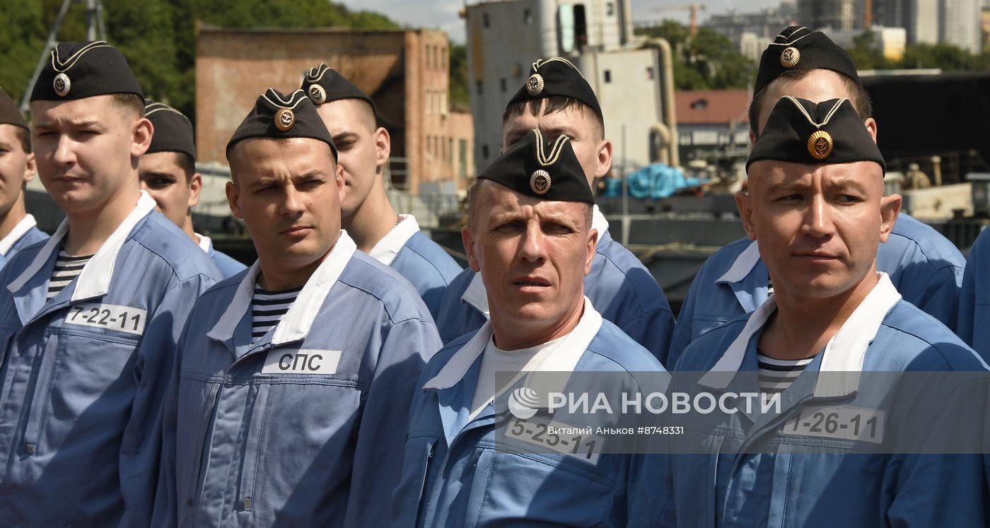 Встреча подводной лодки "Волхов" во Владивостоке