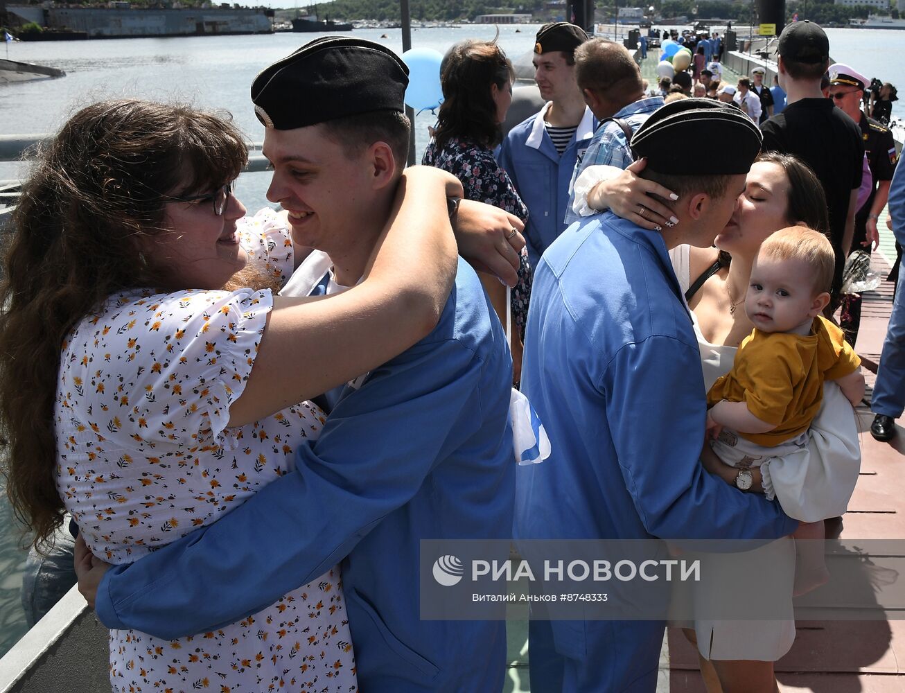 Встреча подводной лодки "Волхов" во Владивостоке 