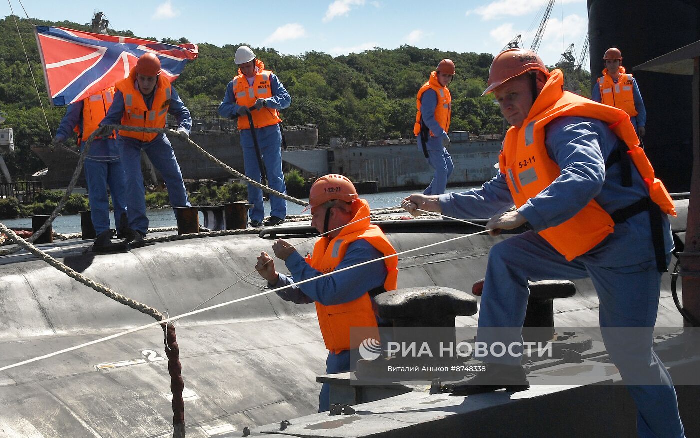 Встреча подводной лодки "Волхов" во Владивостоке 