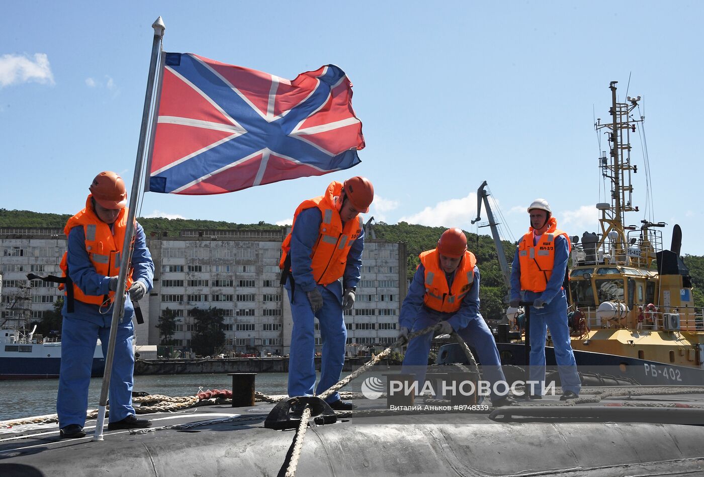 Встреча подводной лодки "Волхов" во Владивостоке 