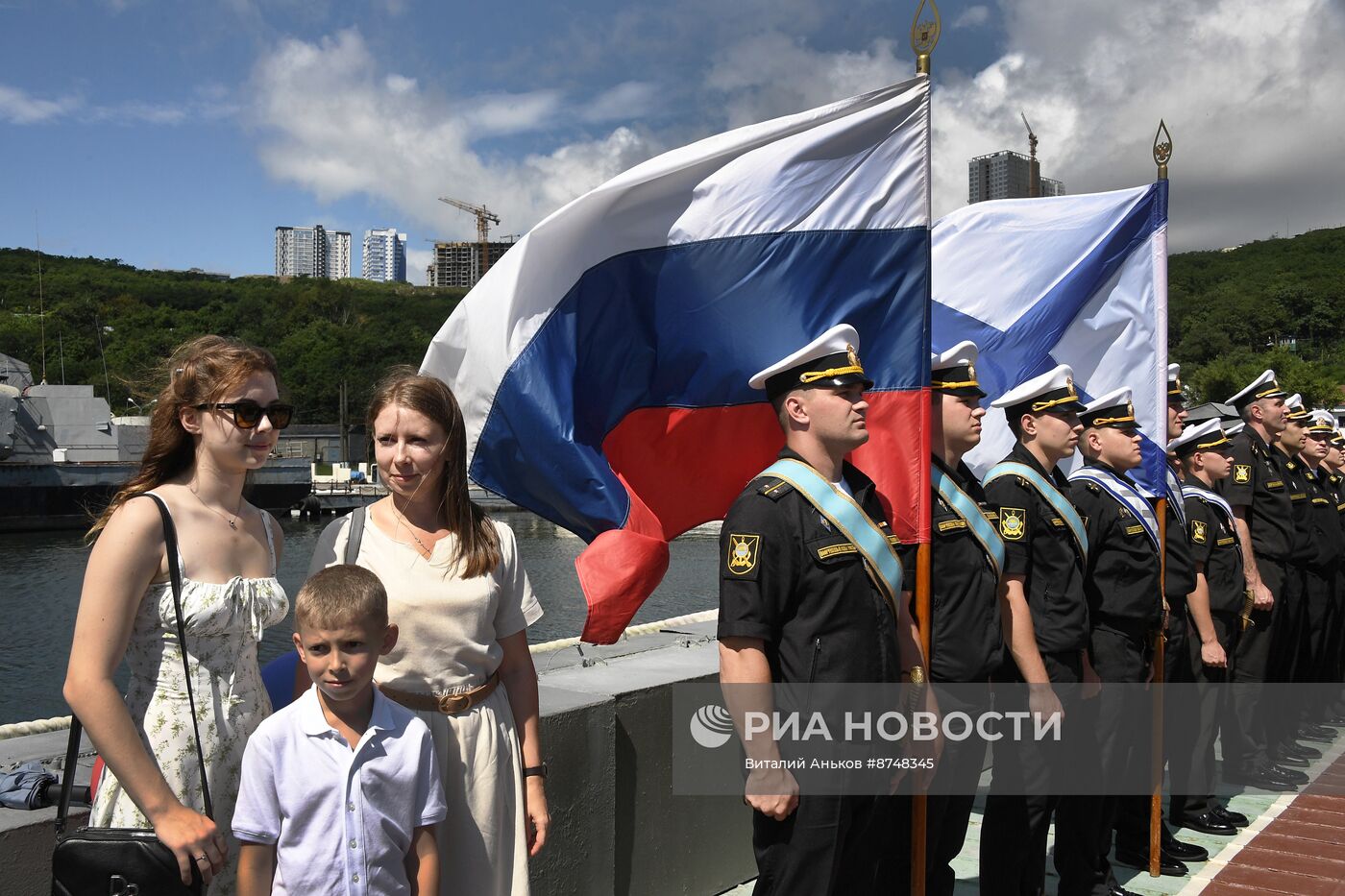 Встреча подводной лодки "Волхов" во Владивостоке 