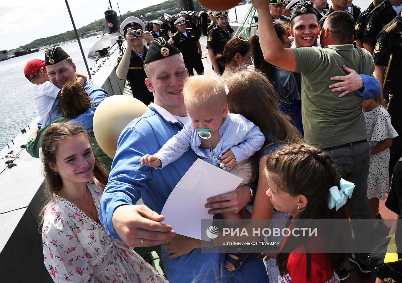 Встреча подводной лодки "Волхов" во Владивостоке 