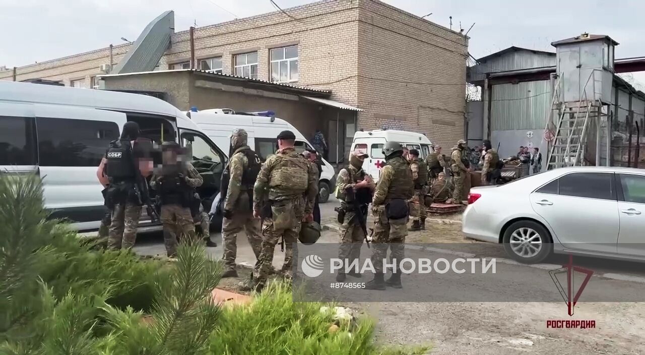 Спецназ провел операцию по освобождению заложников в ИК-19 в Волгоградской области