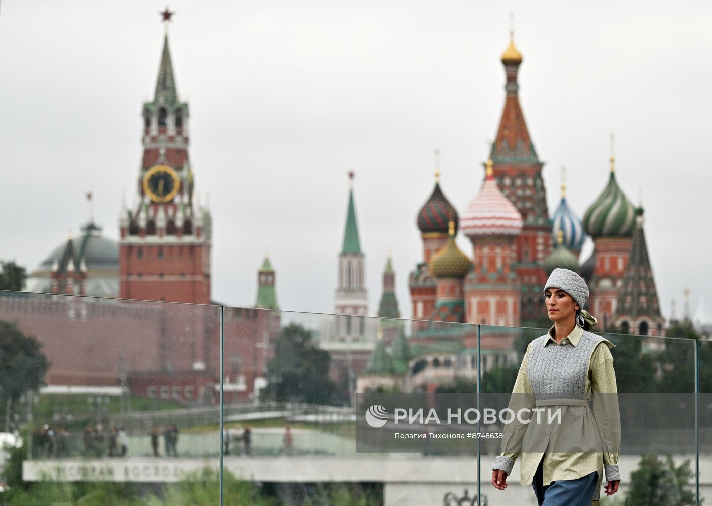 Показы российских дизайнеров на Парящем мосту в "Зарядье"