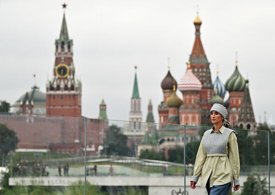 Показы российских дизайнеров на Парящем мосту в "Зарядье"