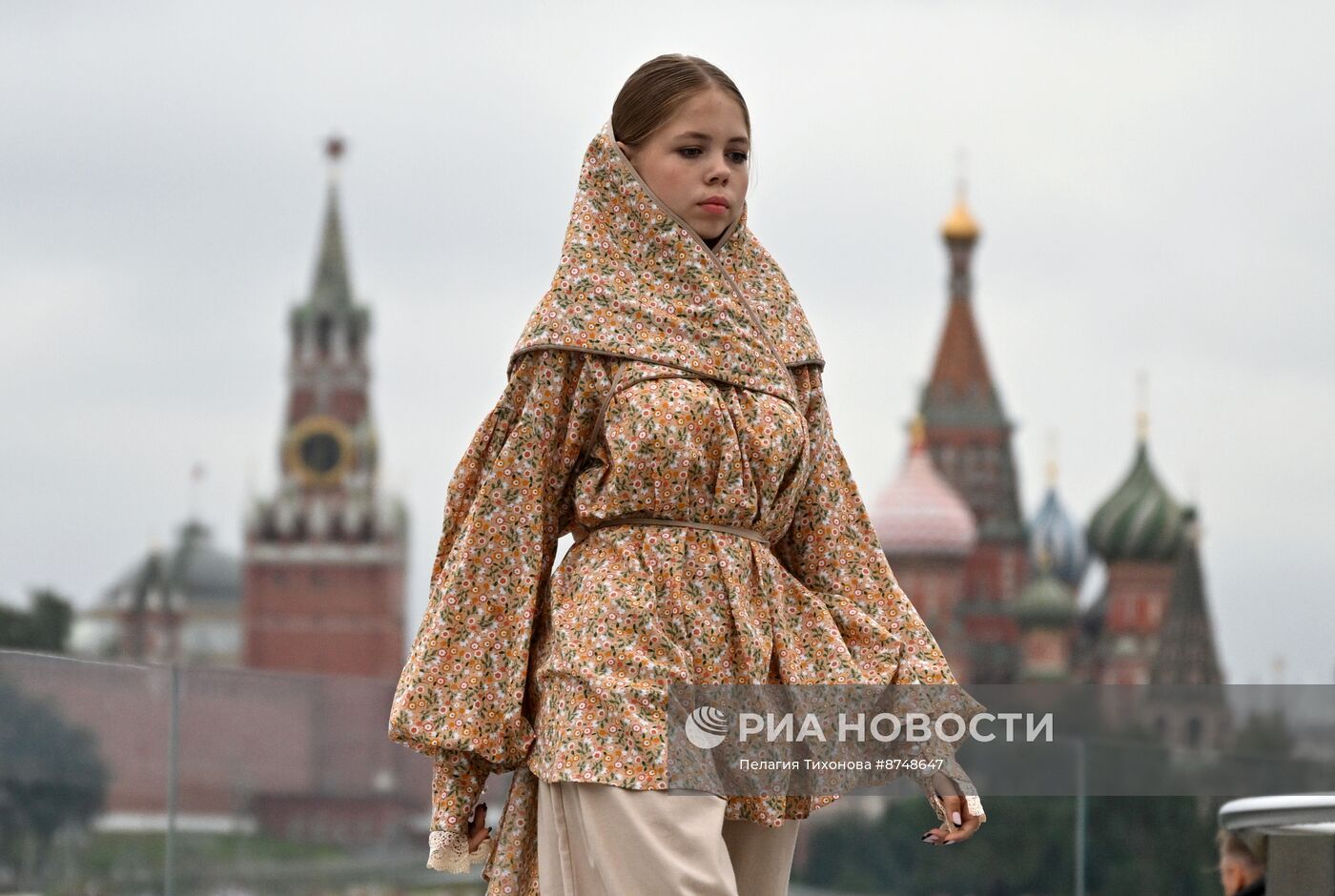 Показы российских дизайнеров на Парящем мосту в "Зарядье"