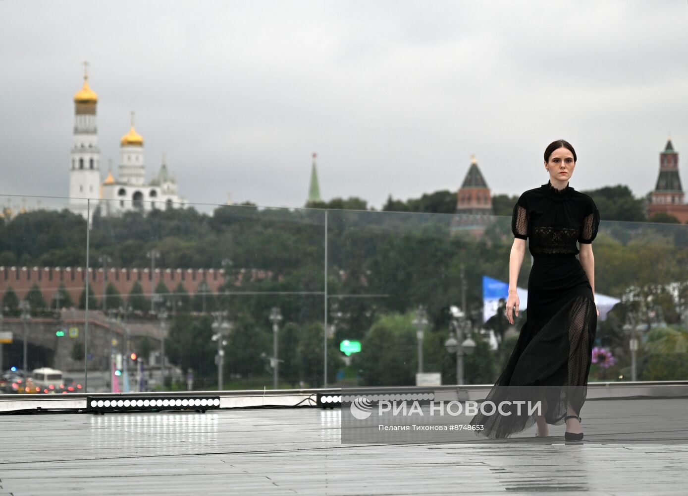 Показы российских дизайнеров на Парящем мосту в "Зарядье"