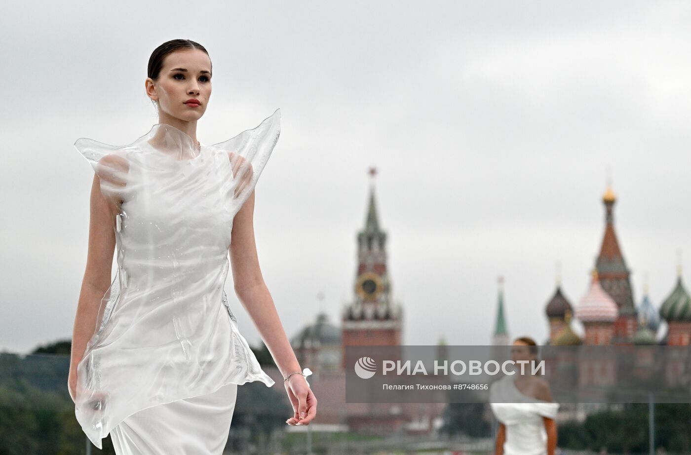 Показы российских дизайнеров на Парящем мосту в "Зарядье"