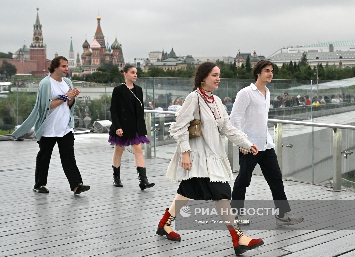 Показы российских дизайнеров на Парящем мосту в "Зарядье"